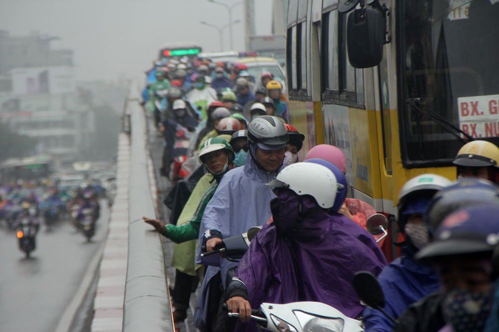 Hà Nội mù mịt, tắc cứng trong mưa phùn